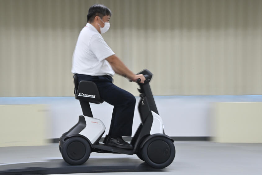 【試乗】大阪万博でも人気のダイハツ「e-SNEAKER」に乗ってみた！　若者でも受け入れられる仕立てはアッパレもメインユーザーとなる高齢者にはやや難易度高め