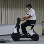 【画像】【試乗】大阪万博でも人気のダイハツ「e-SNEAKER」に乗ってみた！　若者でも受け入れられる仕立てはアッパレもメインユーザーとなる高齢者にはやや難易度高め 〜 画像11