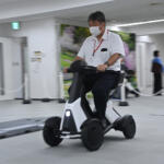 【画像】【試乗】大阪万博でも人気のダイハツ「e-SNEAKER」に乗ってみた！　若者でも受け入れられる仕立てはアッパレもメインユーザーとなる高齢者にはやや難易度高め 〜 画像15