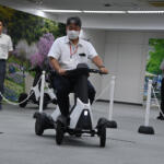 【画像】【試乗】大阪万博でも人気のダイハツ「e-SNEAKER」に乗ってみた！　若者でも受け入れられる仕立てはアッパレもメインユーザーとなる高齢者にはやや難易度高め 〜 画像40
