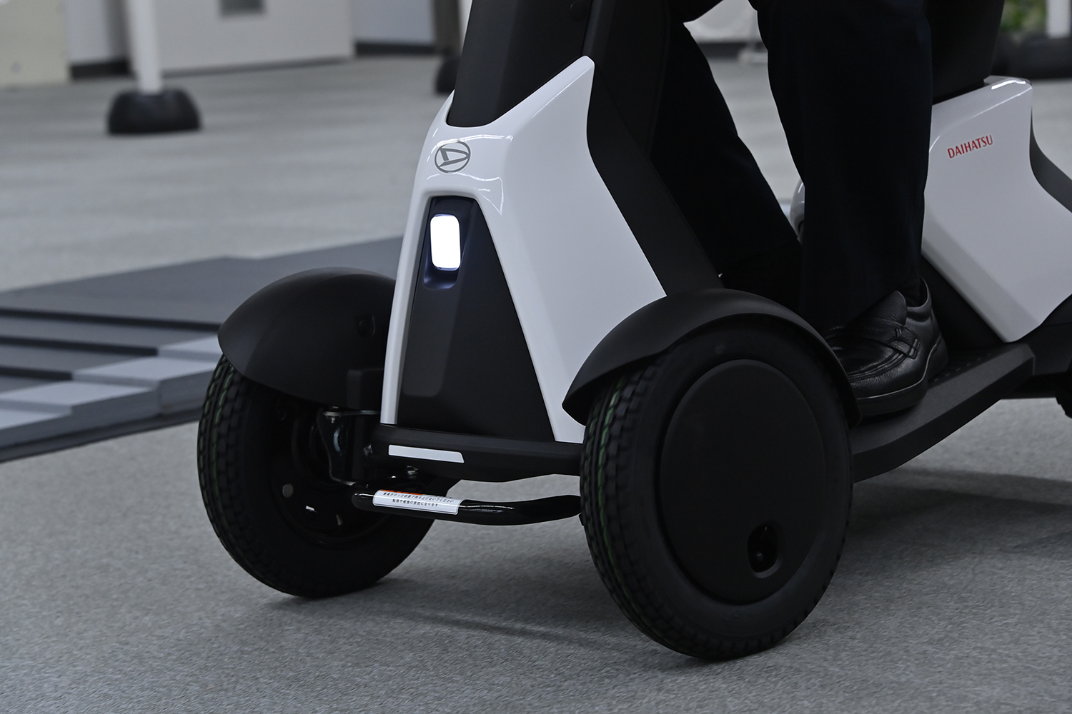 万博会場で大人気なダイハツ「e-SNEAKER」の市販モデルに乗ってみた 〜 画像16