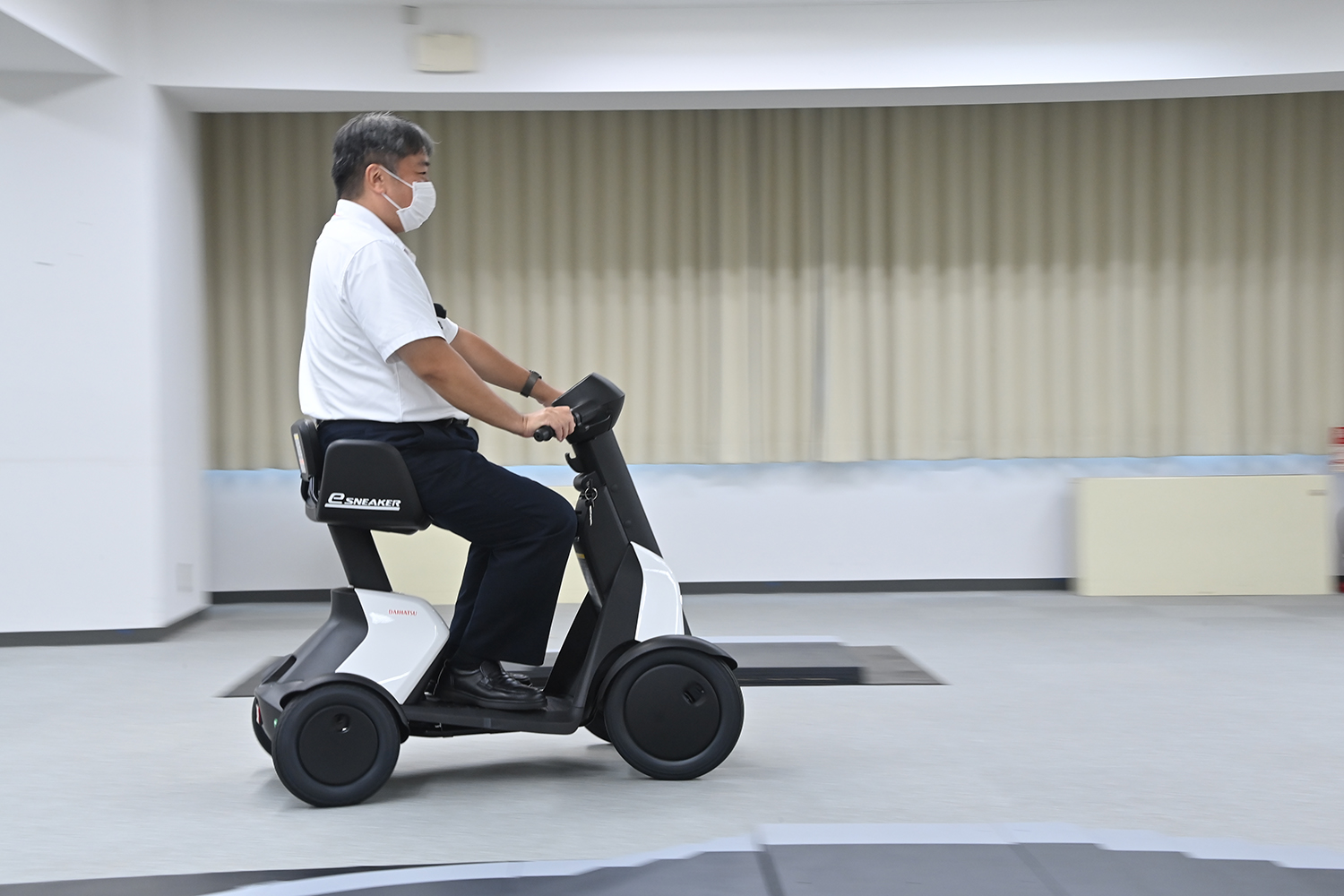 万博会場で大人気なダイハツ「e-SNEAKER」の市販モデルに乗ってみた 〜 画像18