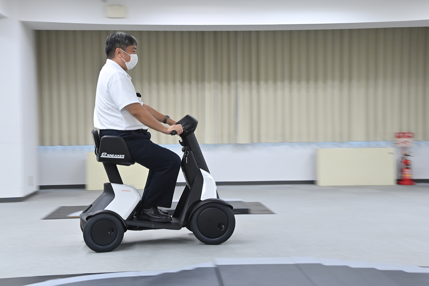 万博会場で大人気なダイハツ「e-SNEAKER」の市販モデルに乗ってみた 〜 画像19