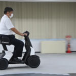 【画像】【試乗】大阪万博でも人気のダイハツ「e-SNEAKER」に乗ってみた！　若者でも受け入れられる仕立てはアッパレもメインユーザーとなる高齢者にはやや難易度高め 〜 画像20