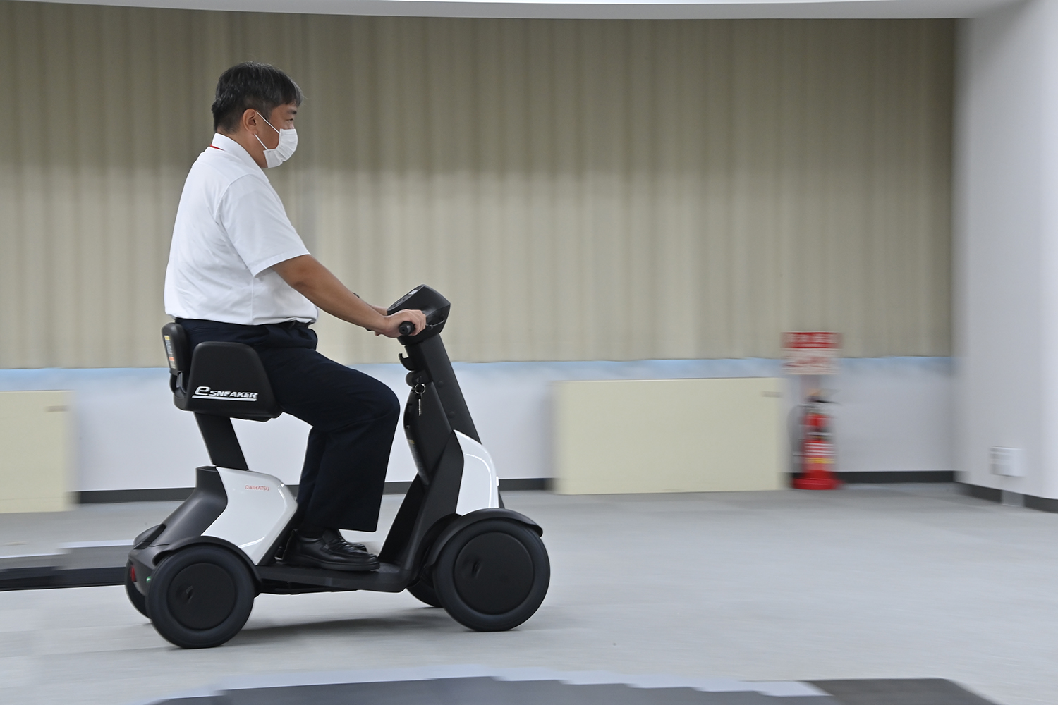 万博会場で大人気なダイハツ「e-SNEAKER」の市販モデルに乗ってみた 〜 画像20