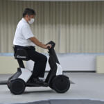 【画像】【試乗】大阪万博でも人気のダイハツ「e-SNEAKER」に乗ってみた！　若者でも受け入れられる仕立てはアッパレもメインユーザーとなる高齢者にはやや難易度高め 〜 画像41