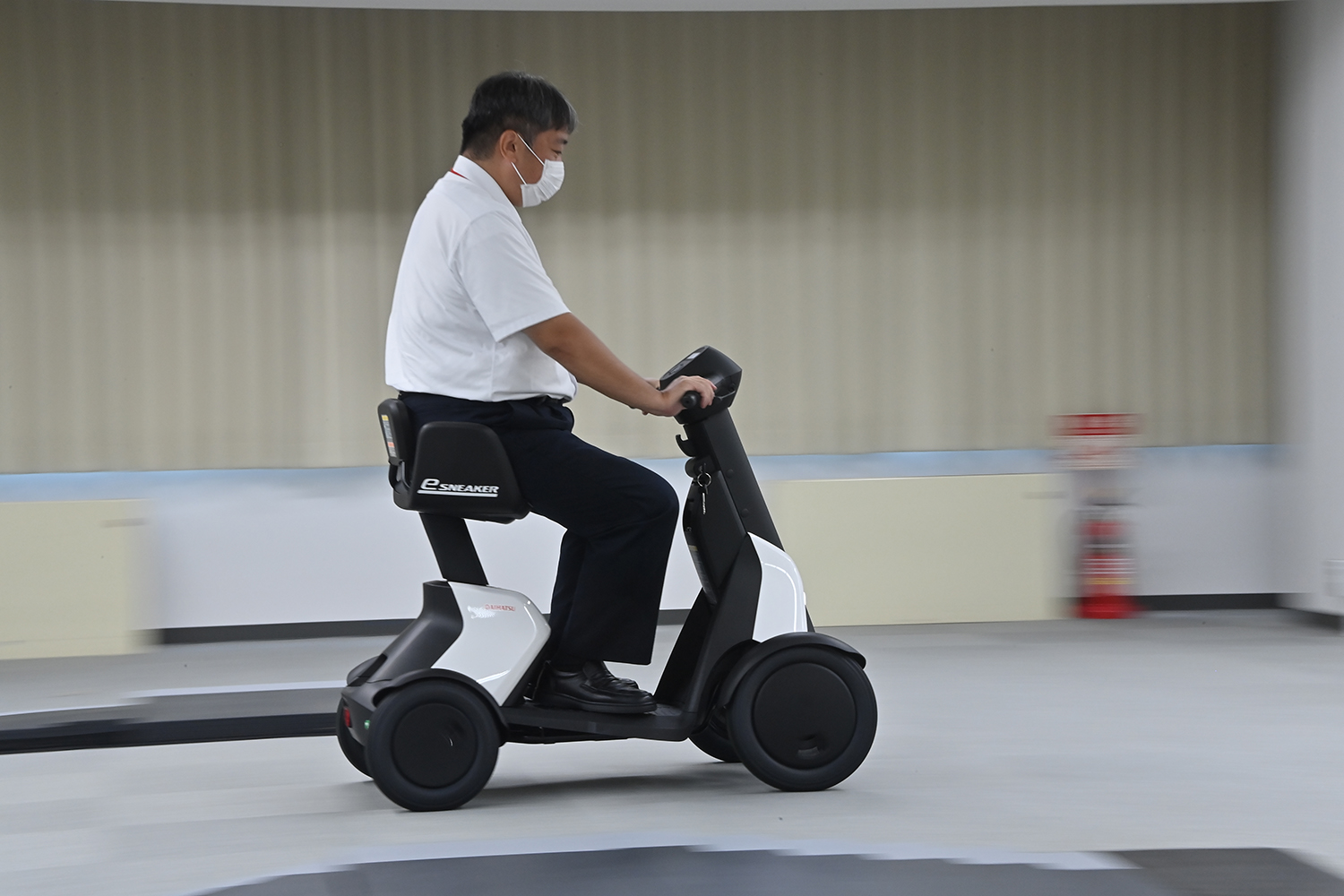 万博会場で大人気なダイハツ「e-SNEAKER」の市販モデルに乗ってみた 〜 画像21