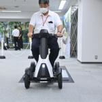 【画像】【試乗】大阪万博でも人気のダイハツ「e-SNEAKER」に乗ってみた！　若者でも受け入れられる仕立てはアッパレもメインユーザーとなる高齢者にはやや難易度高め 〜 画像39