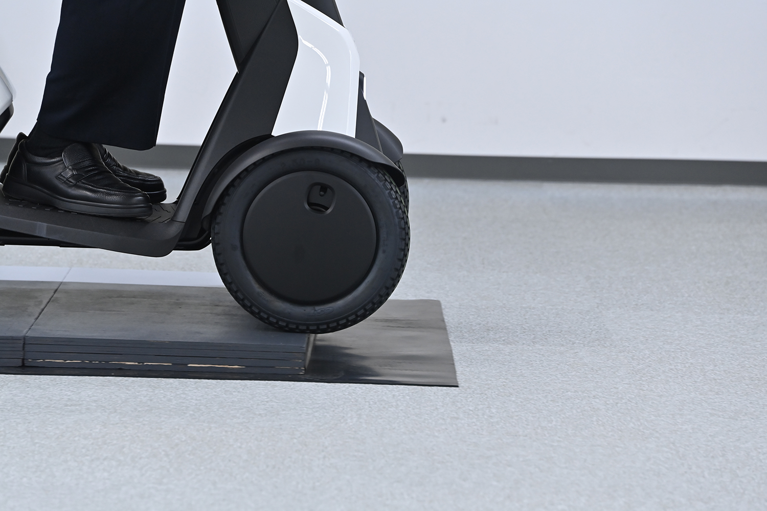 万博会場で大人気なダイハツ「e-SNEAKER」の市販モデルに乗ってみた 〜 画像22