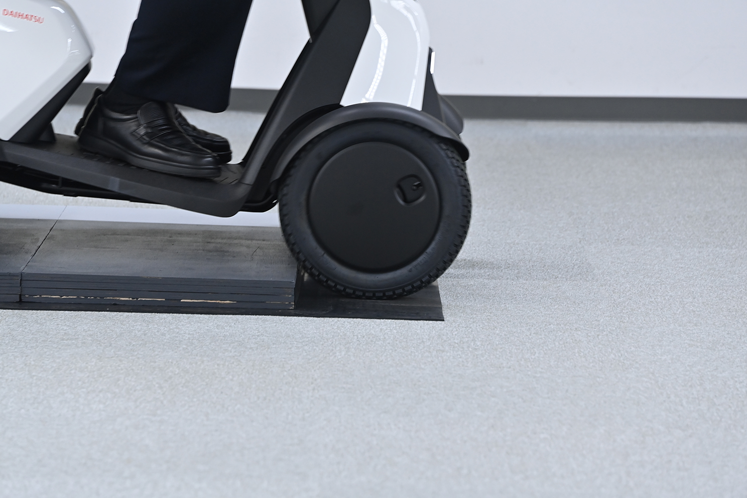 万博会場で大人気なダイハツ「e-SNEAKER」の市販モデルに乗ってみた 〜 画像23