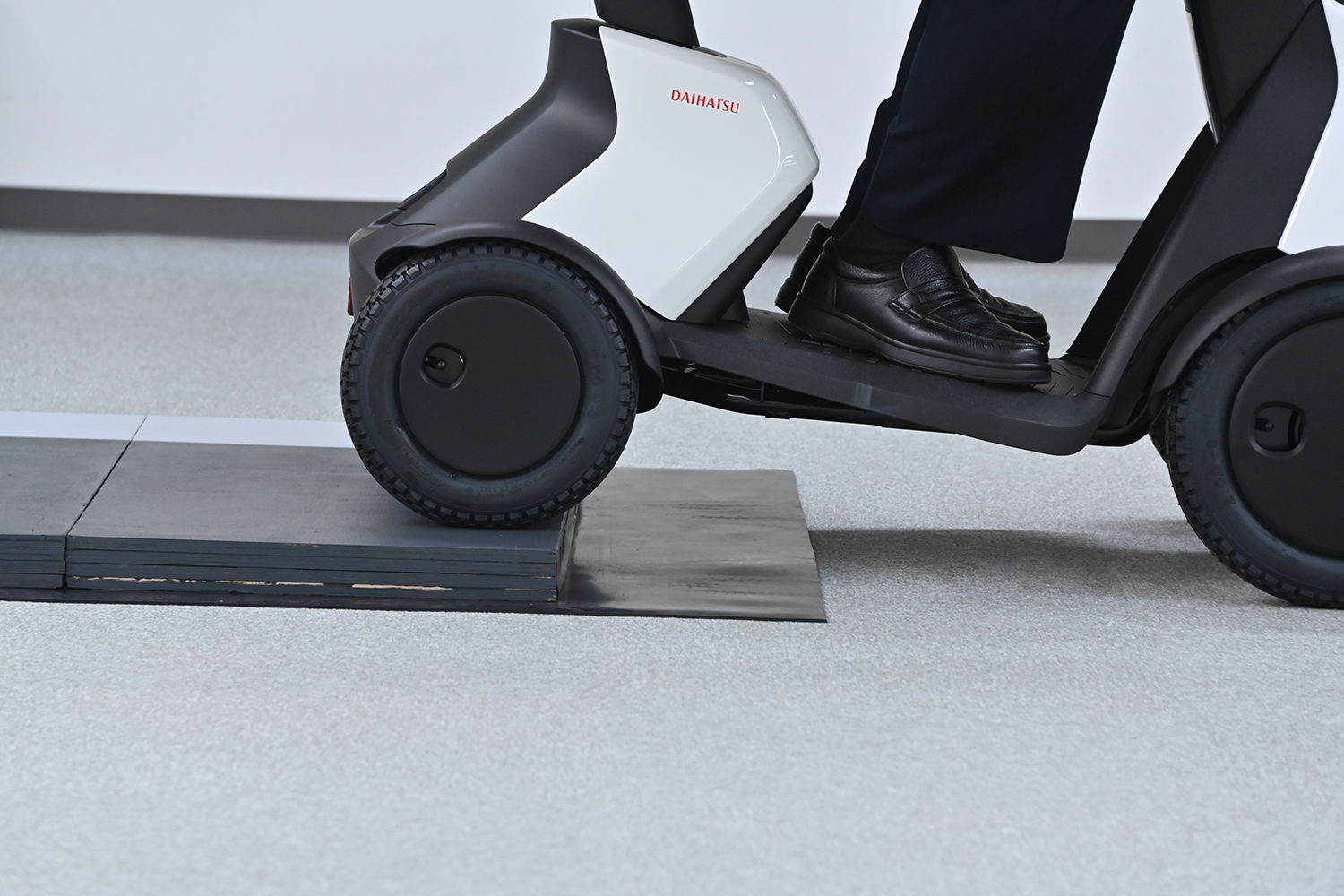 万博会場で大人気なダイハツ「e-SNEAKER」の市販モデルに乗ってみた 〜 画像24