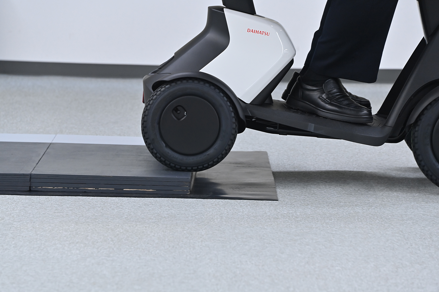 万博会場で大人気なダイハツ「e-SNEAKER」の市販モデルに乗ってみた 〜 画像25