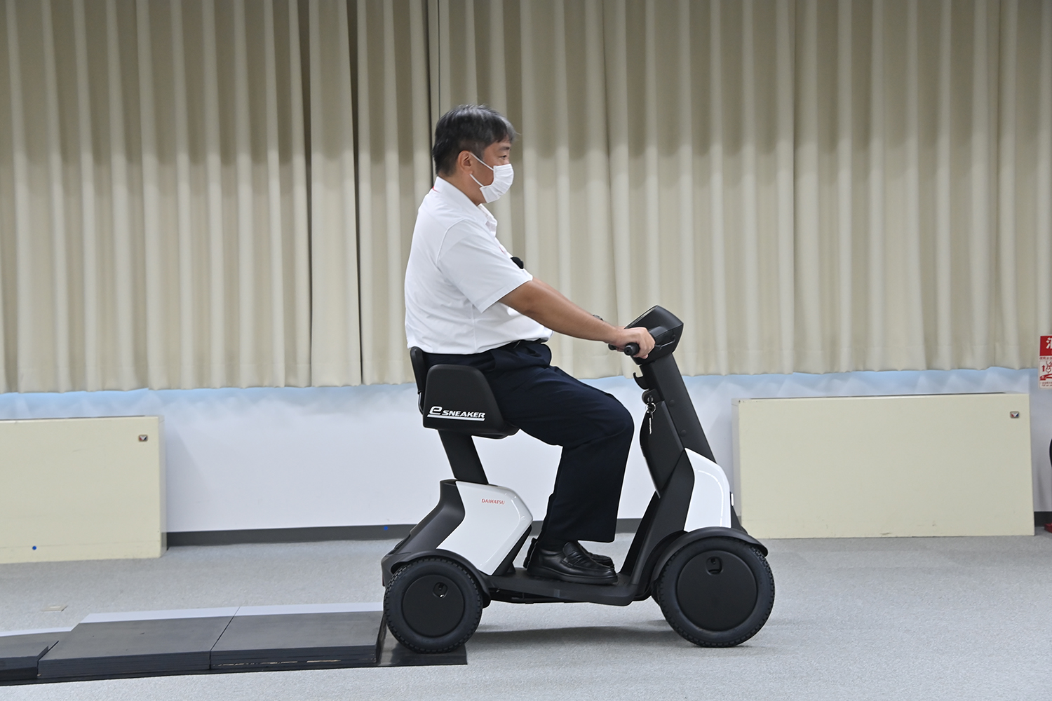万博会場で大人気なダイハツ「e-SNEAKER」の市販モデルに乗ってみた 〜 画像26