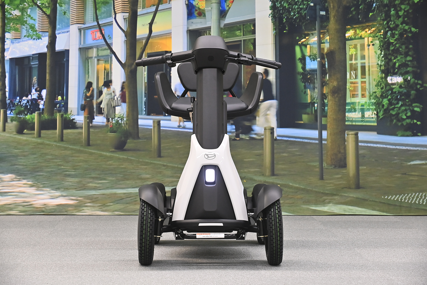 万博会場で大人気なダイハツ「e-SNEAKER」の市販モデルに乗ってみた 〜 画像28