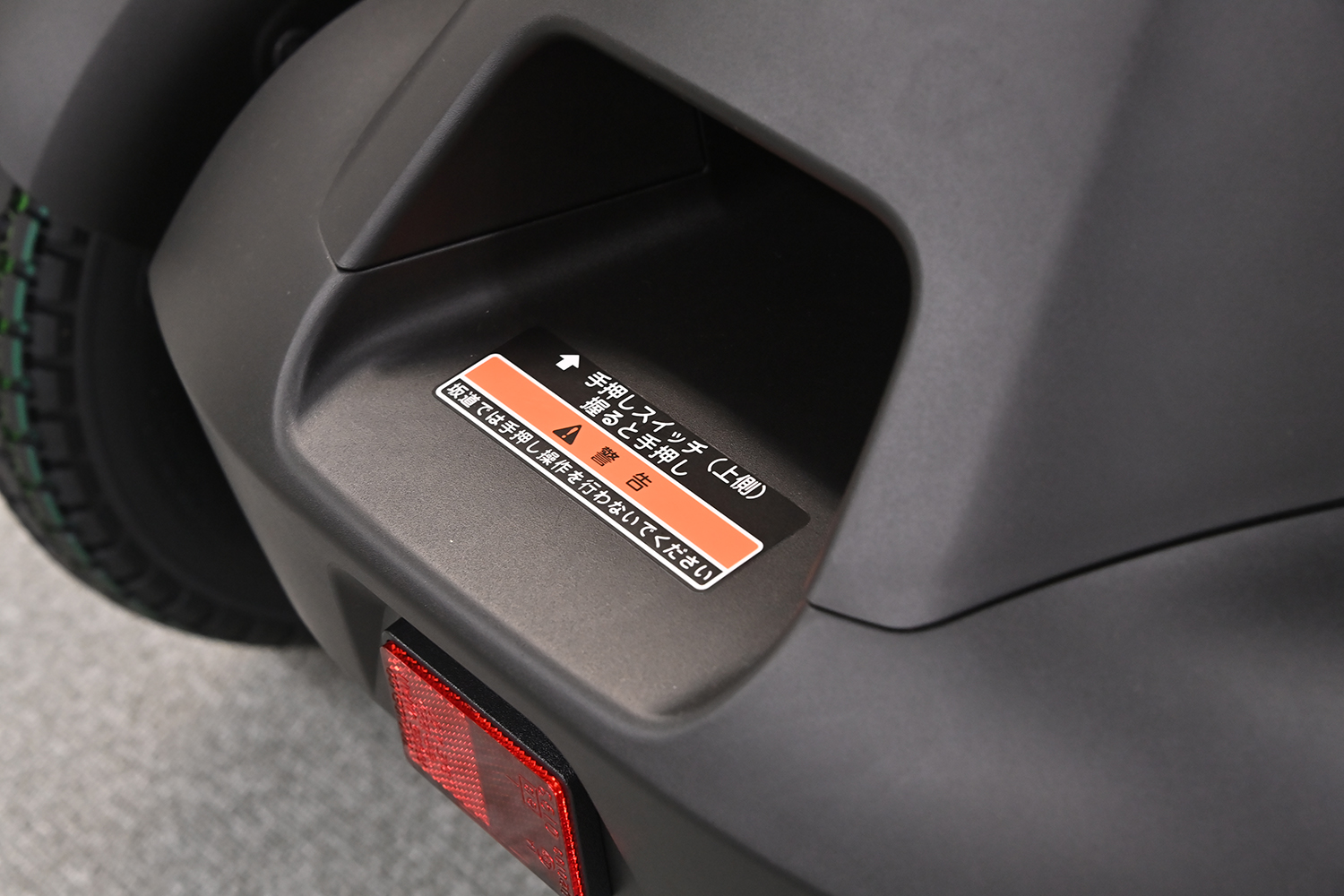 万博会場で大人気なダイハツ「e-SNEAKER」の市販モデルに乗ってみた 〜 画像32