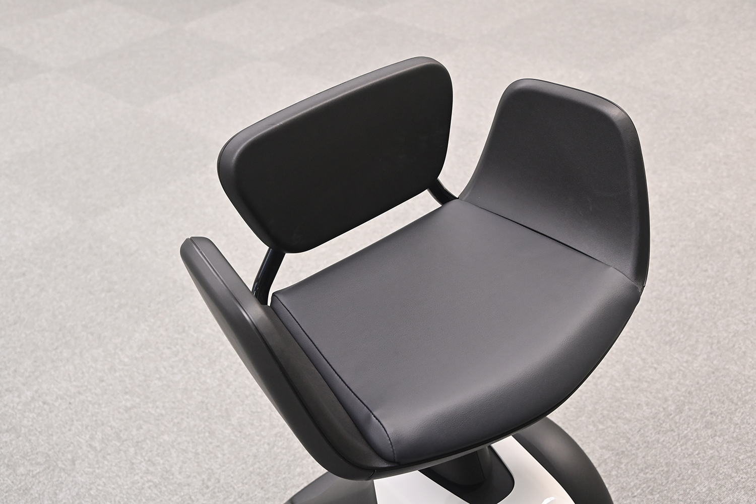 万博会場で大人気なダイハツ「e-SNEAKER」の市販モデルに乗ってみた 〜 画像1