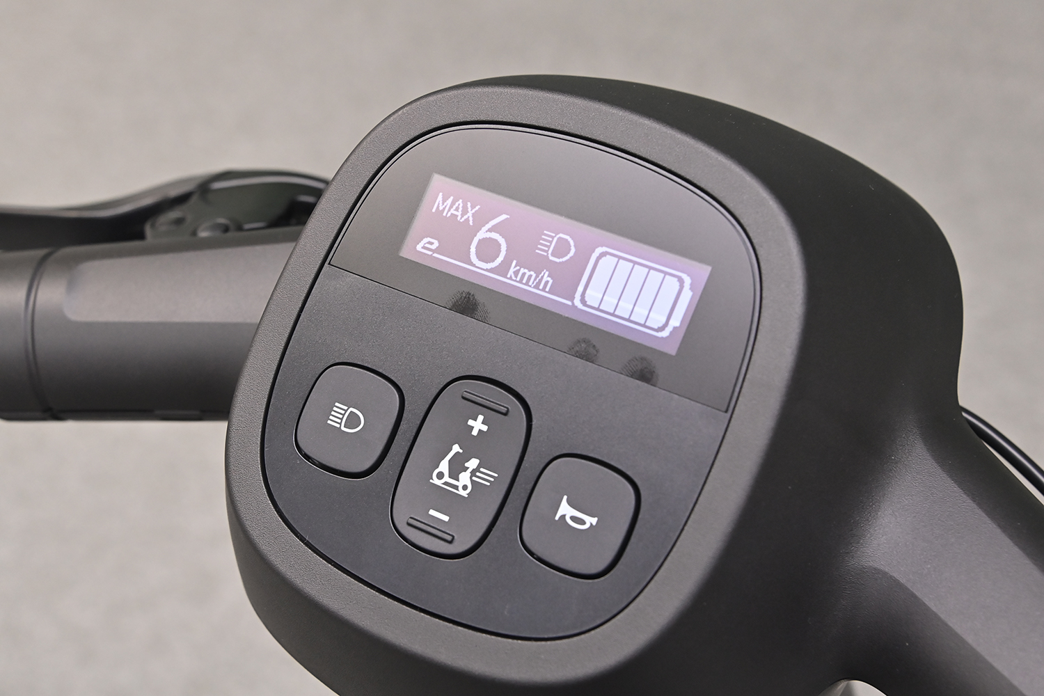 万博会場で大人気なダイハツ「e-SNEAKER」の市販モデルに乗ってみた 〜 画像2