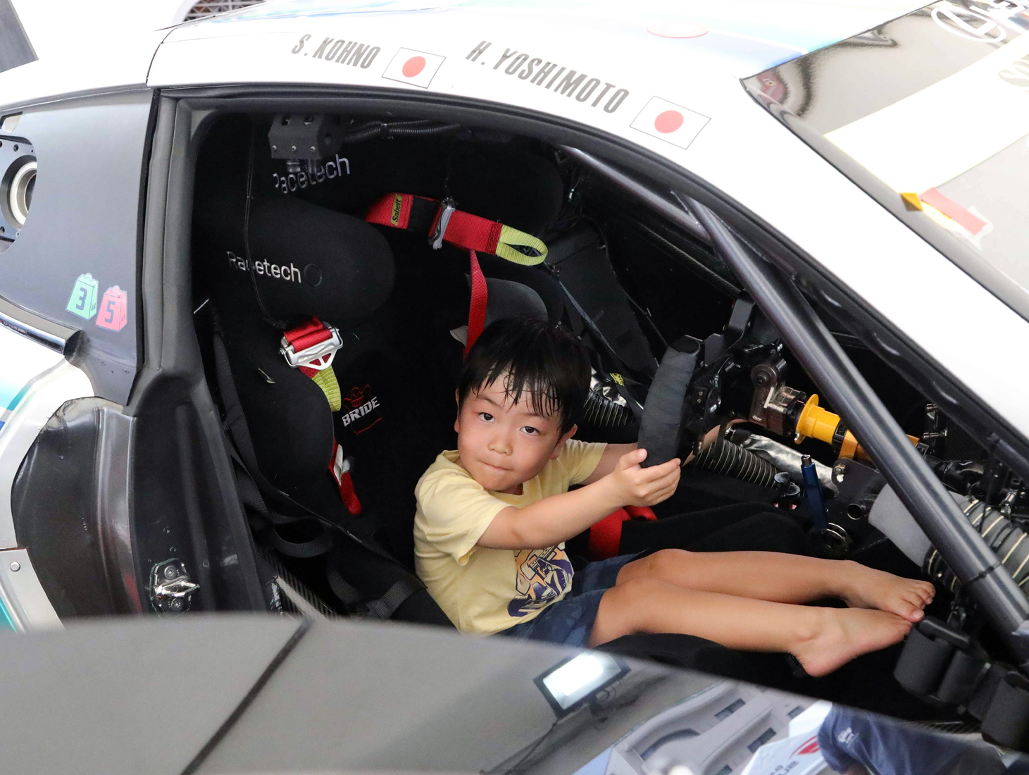 キッズライドでGT300マシンに乗り込む参加者