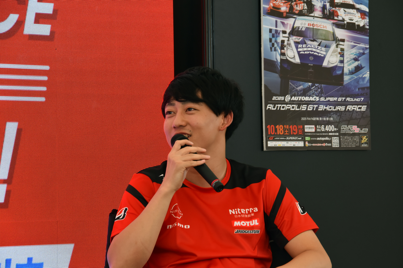 トークショーを行う三宅淳詞選手