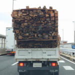 【画像】ぶつからないほうがむしろラッキーなくらい!?　NEXCO西日本管内だけで年間約12万件も発生している「落下物」を避けるにはどうする？ 〜 画像4