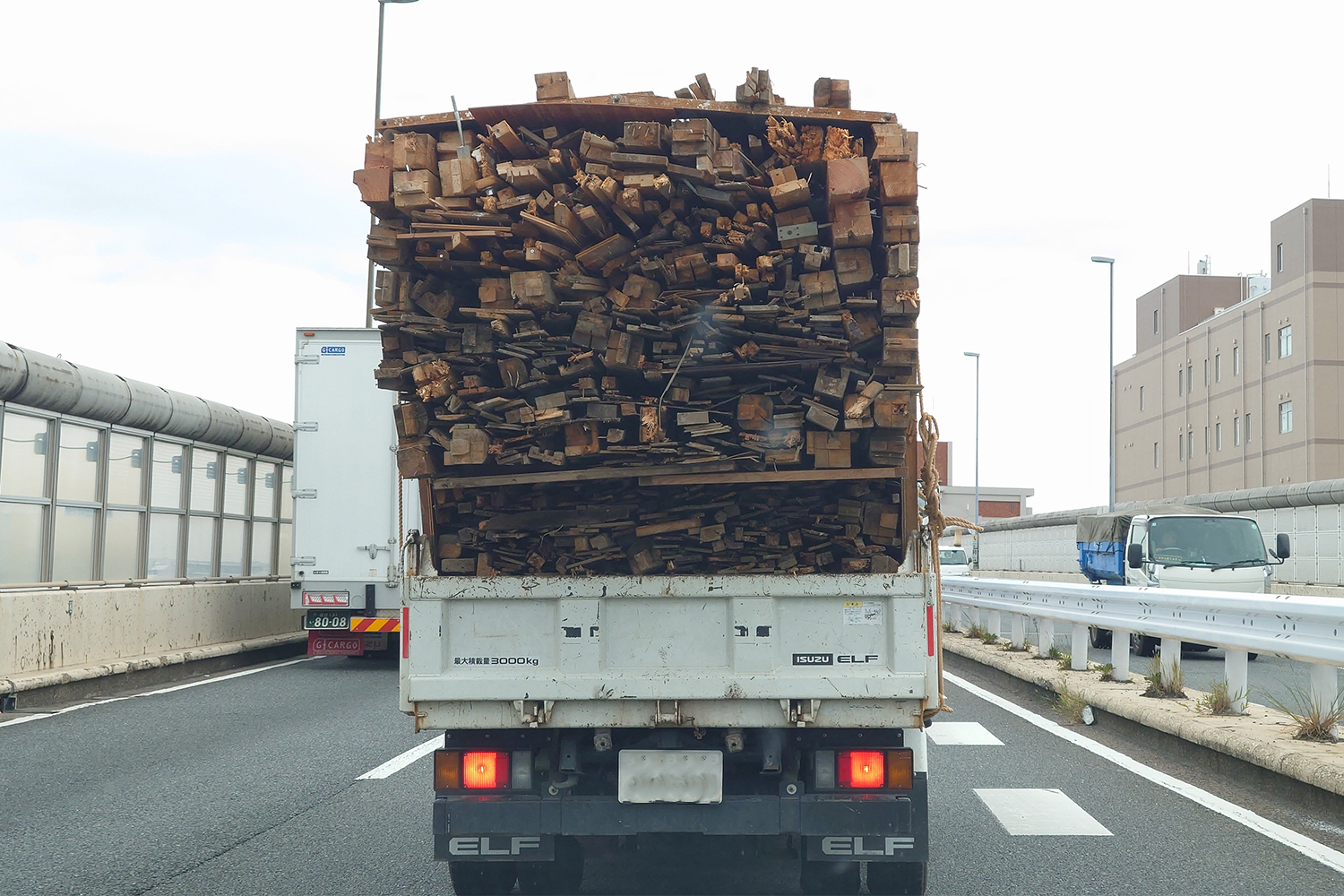 荷物満載のトラックのイメージ