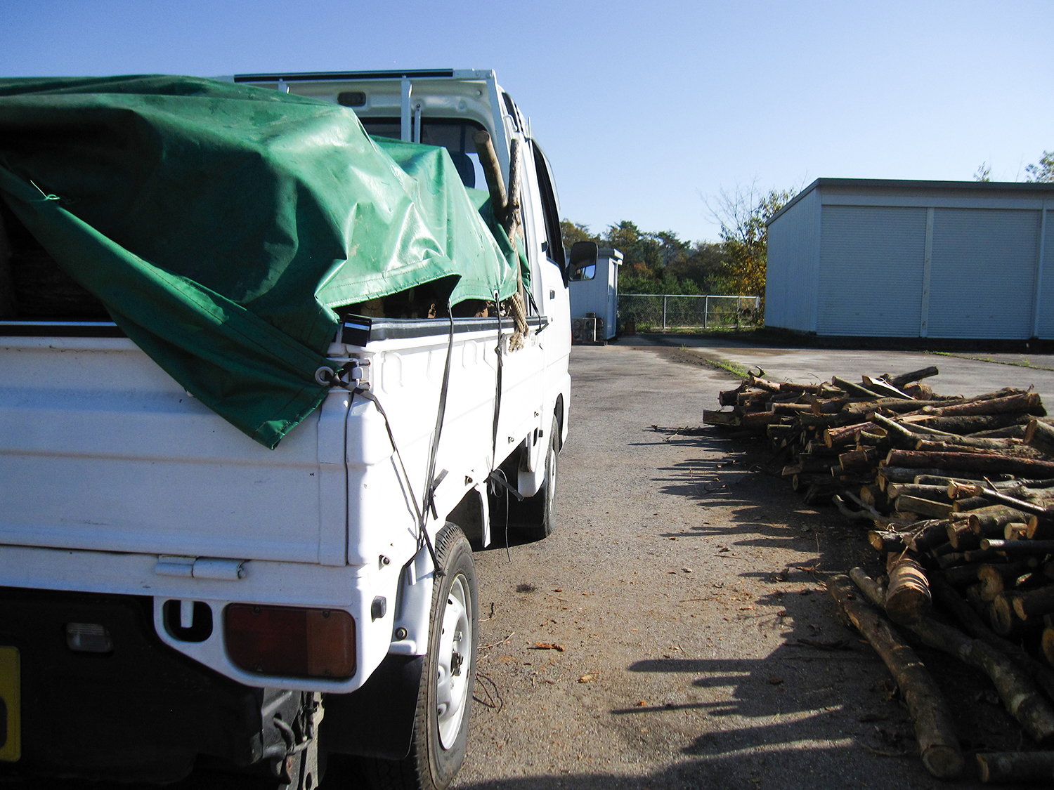 荷物を運ぶ軽トラックのイメージ