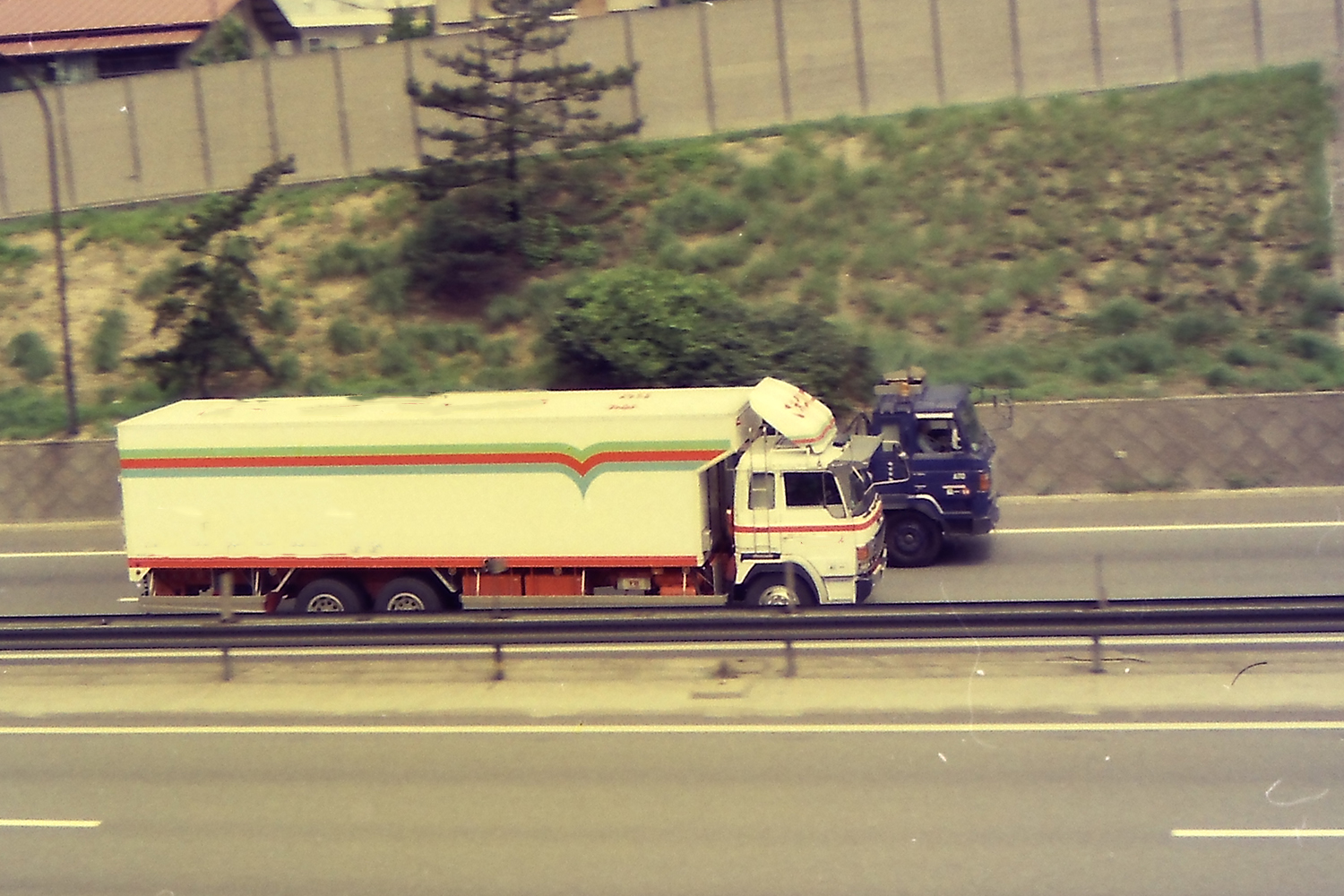 高速道路を走る90年代頃のトラック
