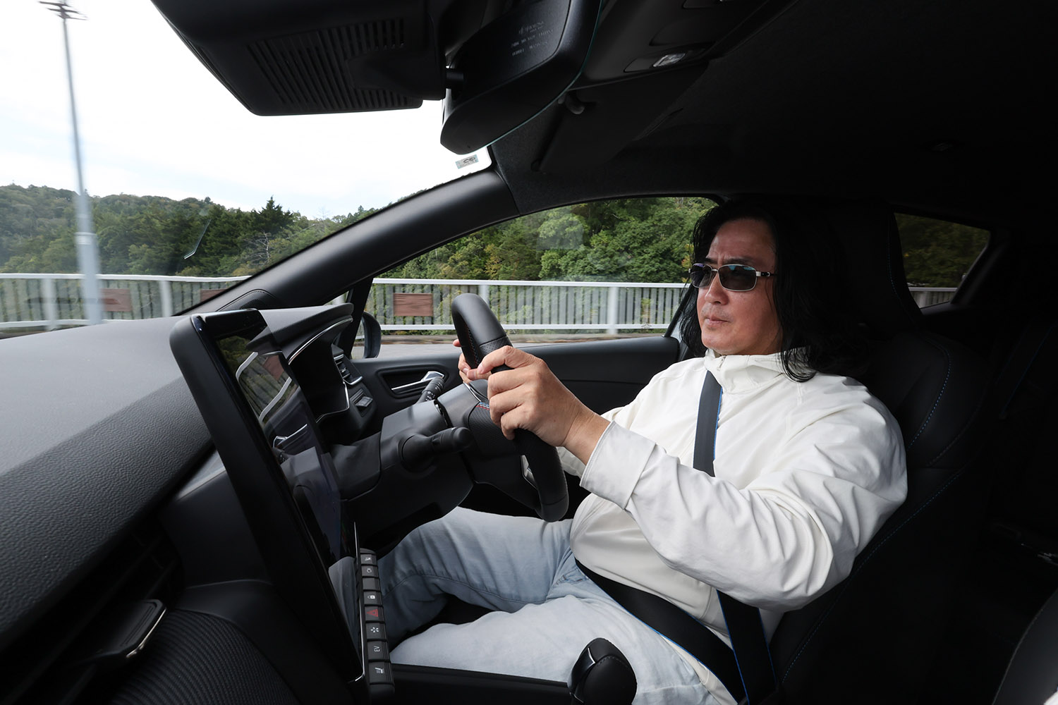 ルノー・ルーテシアをドライブする嶋田智之さん 〜 画像32