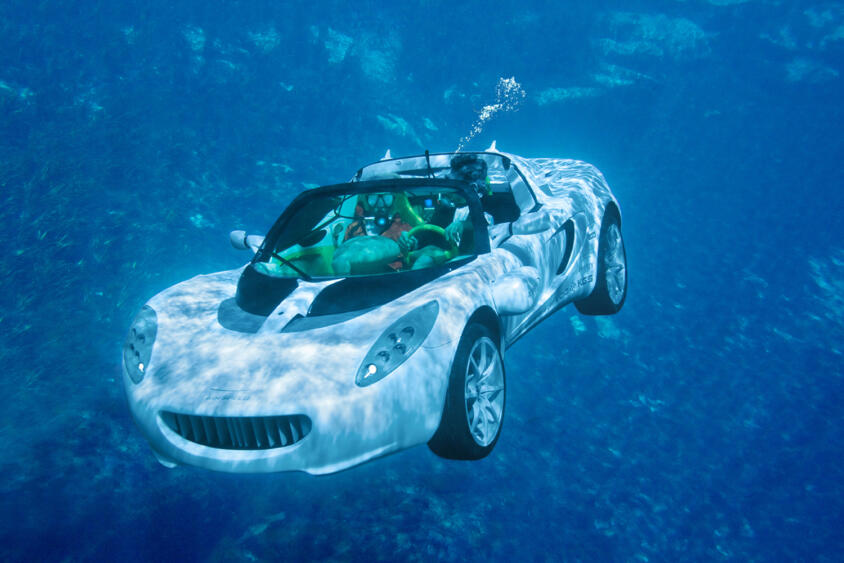 007の潜水艇に変身するロータスが現実に……ただしエスプリじゃなくてエリーゼ！　オープンカーなのに水に潜れる「リンスピード・スクーバ」の驚き