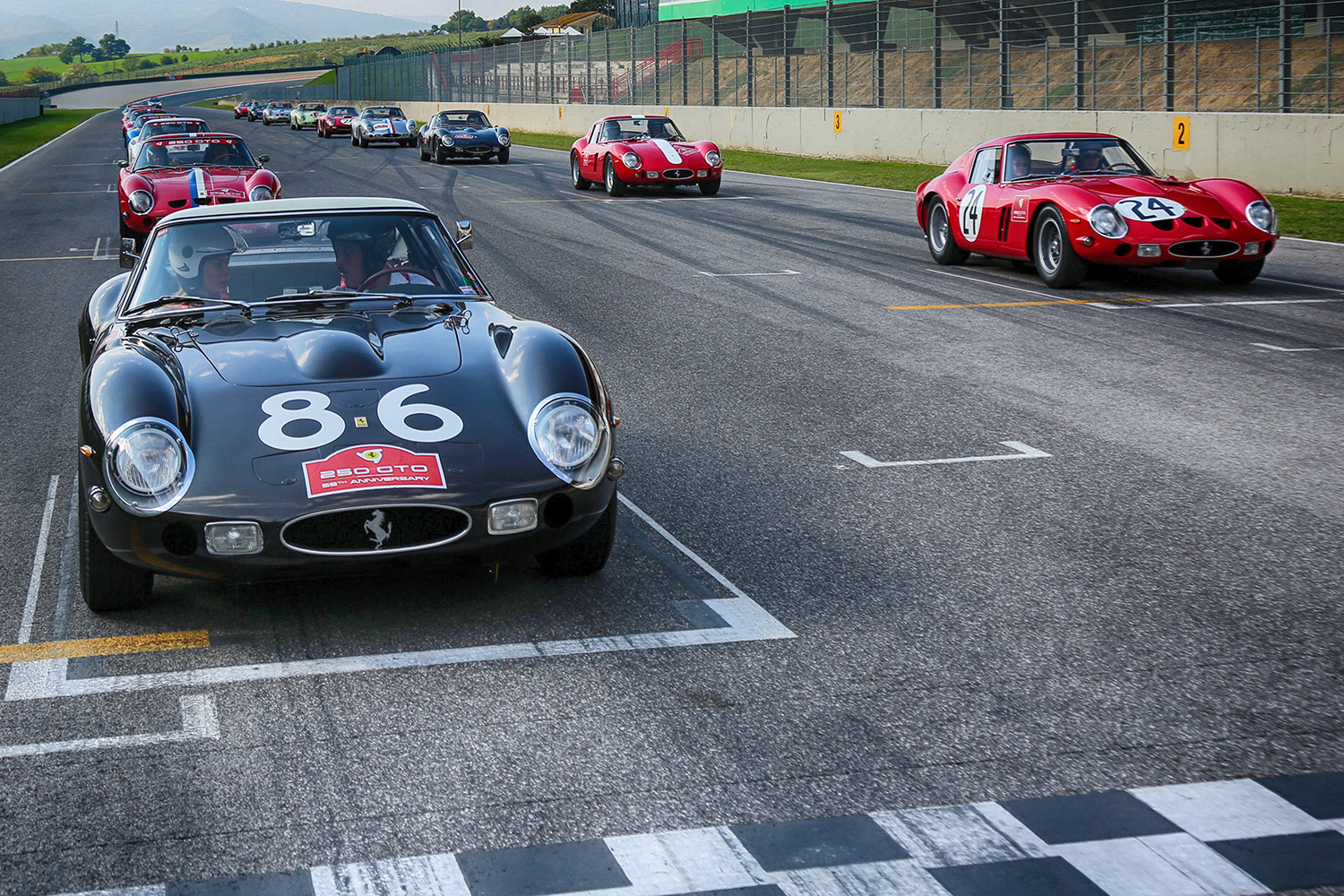 サーキットのグリッドに並んだフェラーリ250GTO