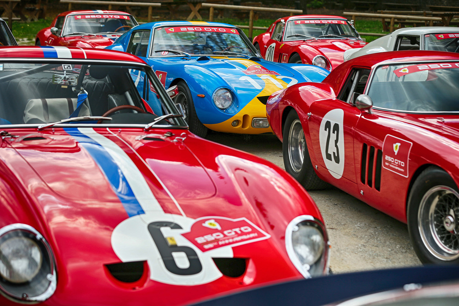 並べて展示されるフェラーリ250GTO