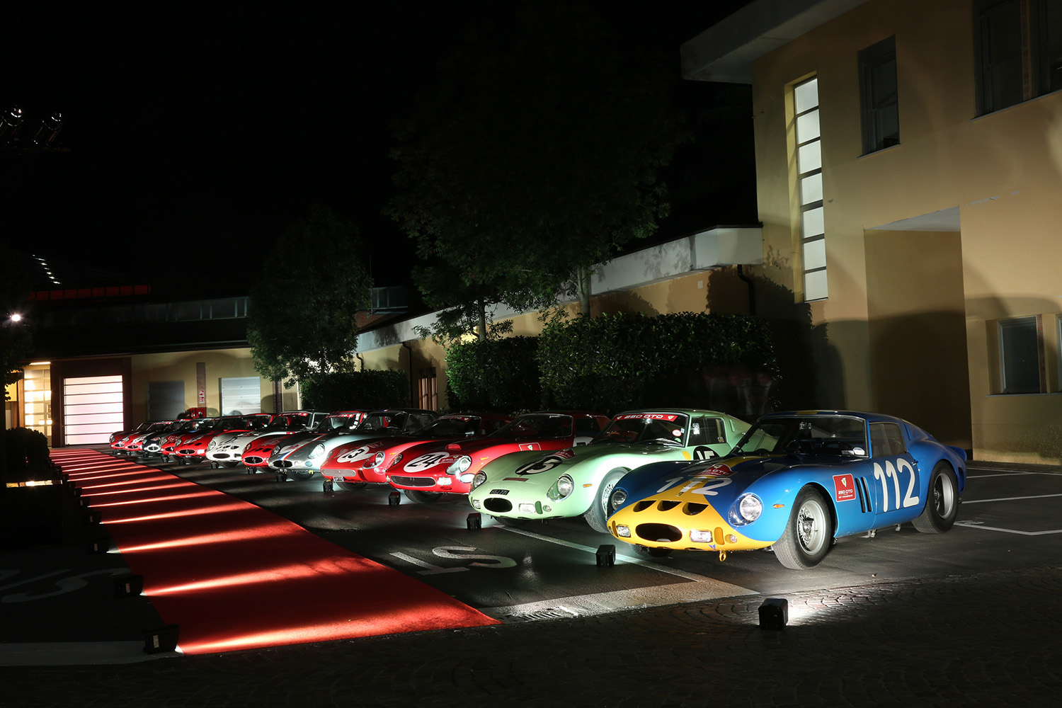 並べて展示されるフェラーリ250GTO