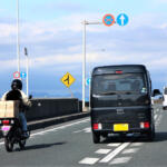 【画像】のんびり行くかと左車線に変更したら右車線よりも流れがよくて抜いちゃった！　前が詰まったから再び右に車線変更したら「左側追い越し」違反になる？ 〜 画像1