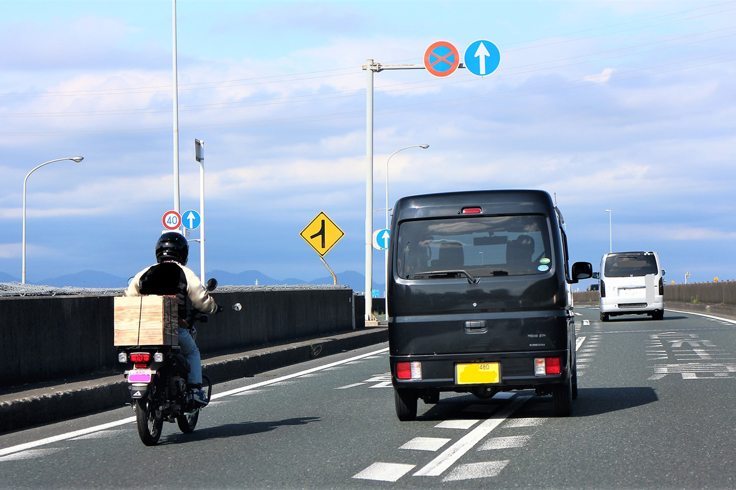 車線変更する軽自動車