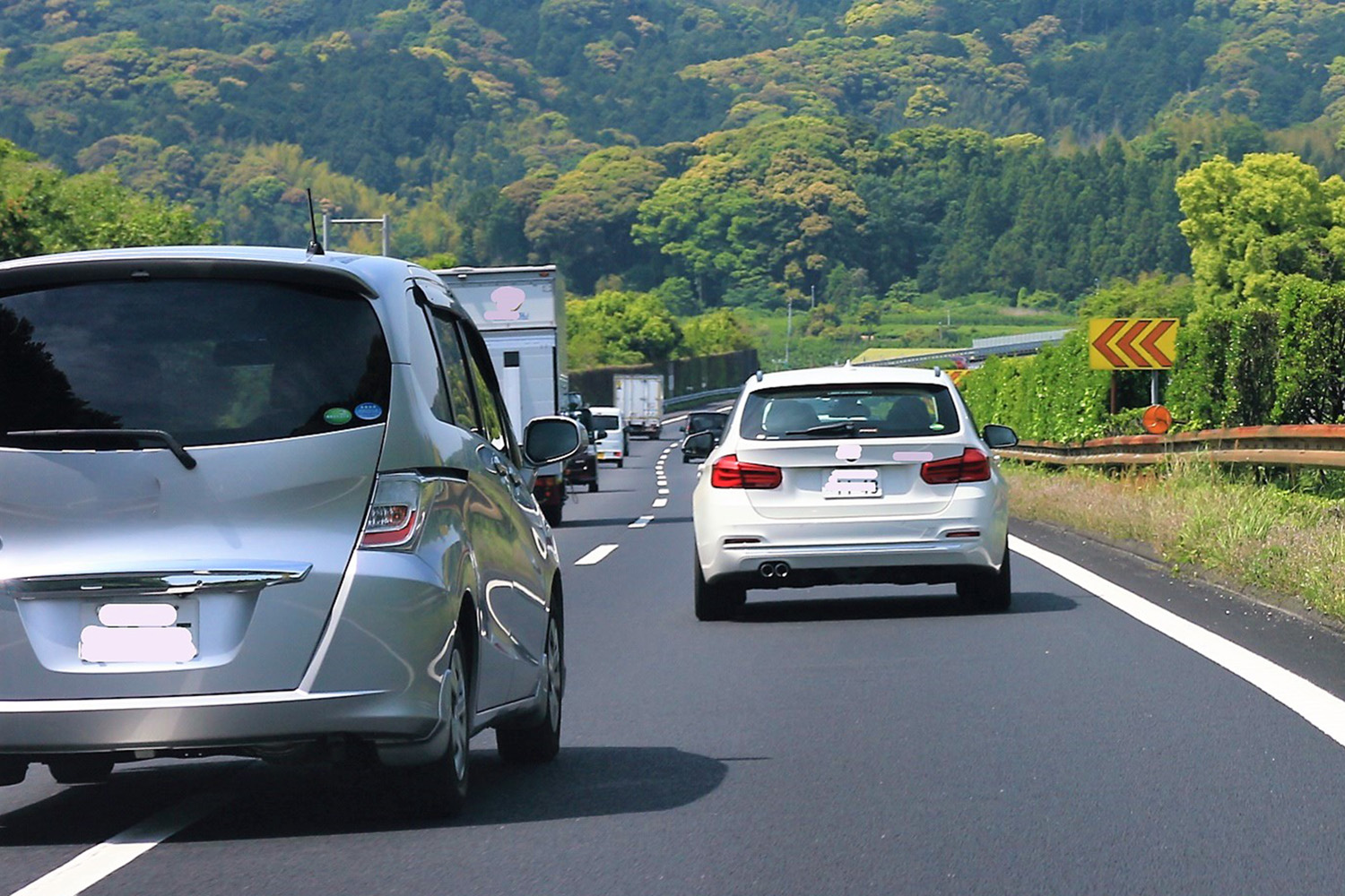 車線変更する車両 〜 画像6