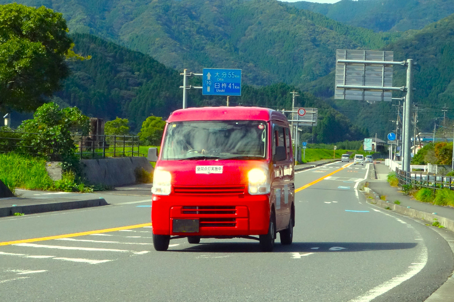 日本郵便の軽バンの走行シーン