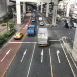 【画像】路駐車両を避けるために「黄色の車線」を跨ぐのは合法！　じゃあ右左折車を避けるために跨いだら違反？ 〜 画像1