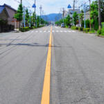【画像】路駐車両を避けるために「黄色の車線」を跨ぐのは合法！　じゃあ右左折車を避けるために跨いだら違反？ 〜 画像2