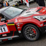 ロッキーのエンジンをぶち込んだ怪物コペンがバカッ速！　ダウンヒルにはRally1に匹敵する衝撃!!