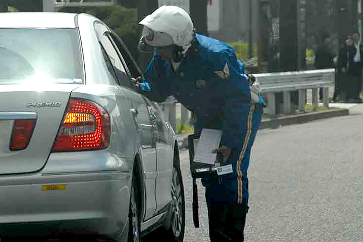 取り締まりをする警察官