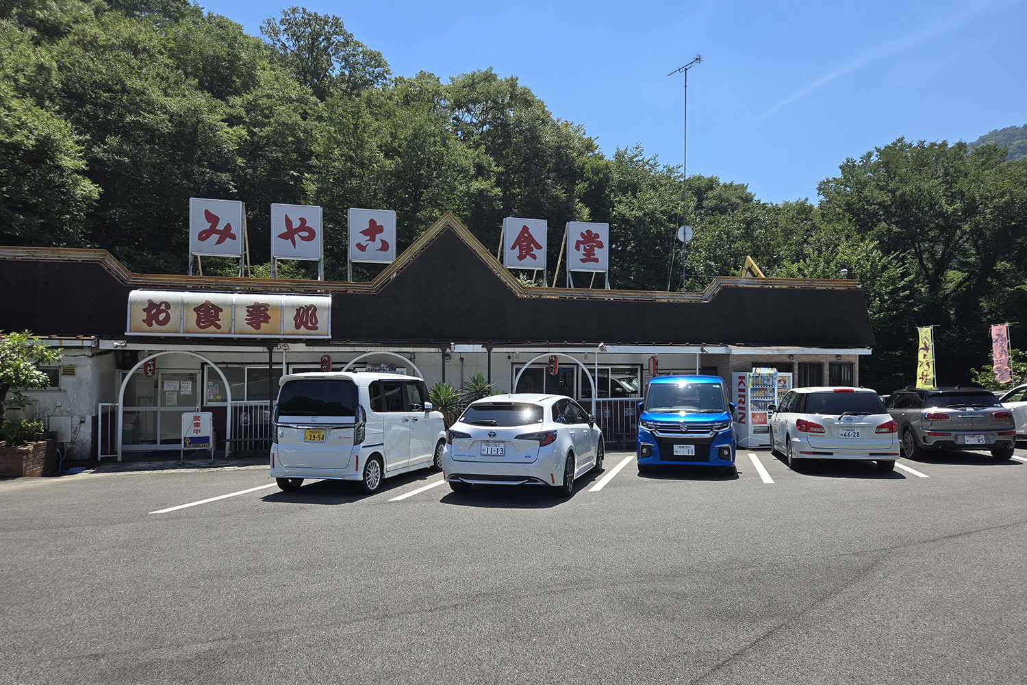みや古食堂の駐車場