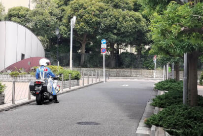 見える場所にいれば違反しないのに……隠れて取り締まりって警察って卑怯じゃない？　いやそれって「違反してるから」そう思うだけです！