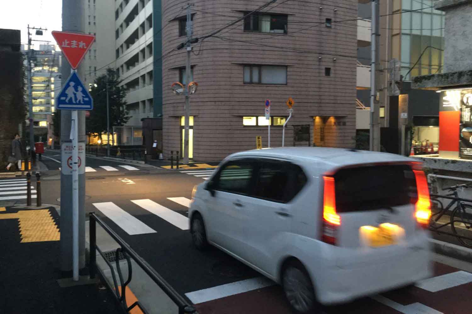 一時停止違反をする車両