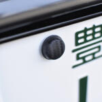 シール１枚でも罰金50万円以下の可能性あり！　軽い気持ちでもナンバープレートをデコるのはNG