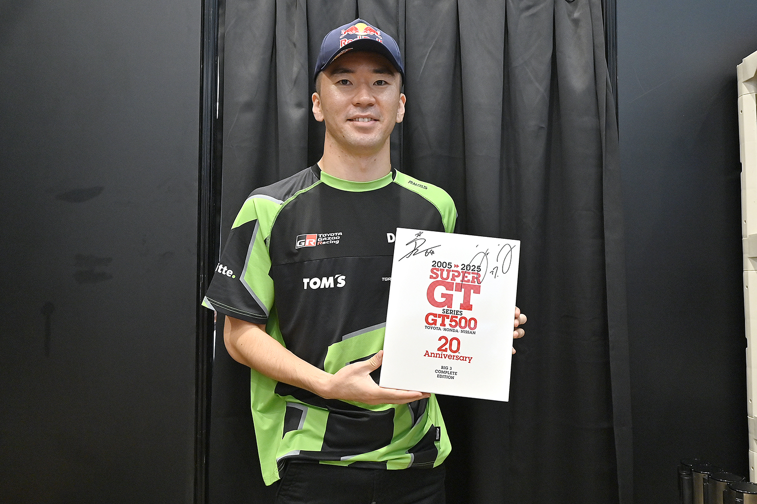 サインをしてくれた笹原右京選手