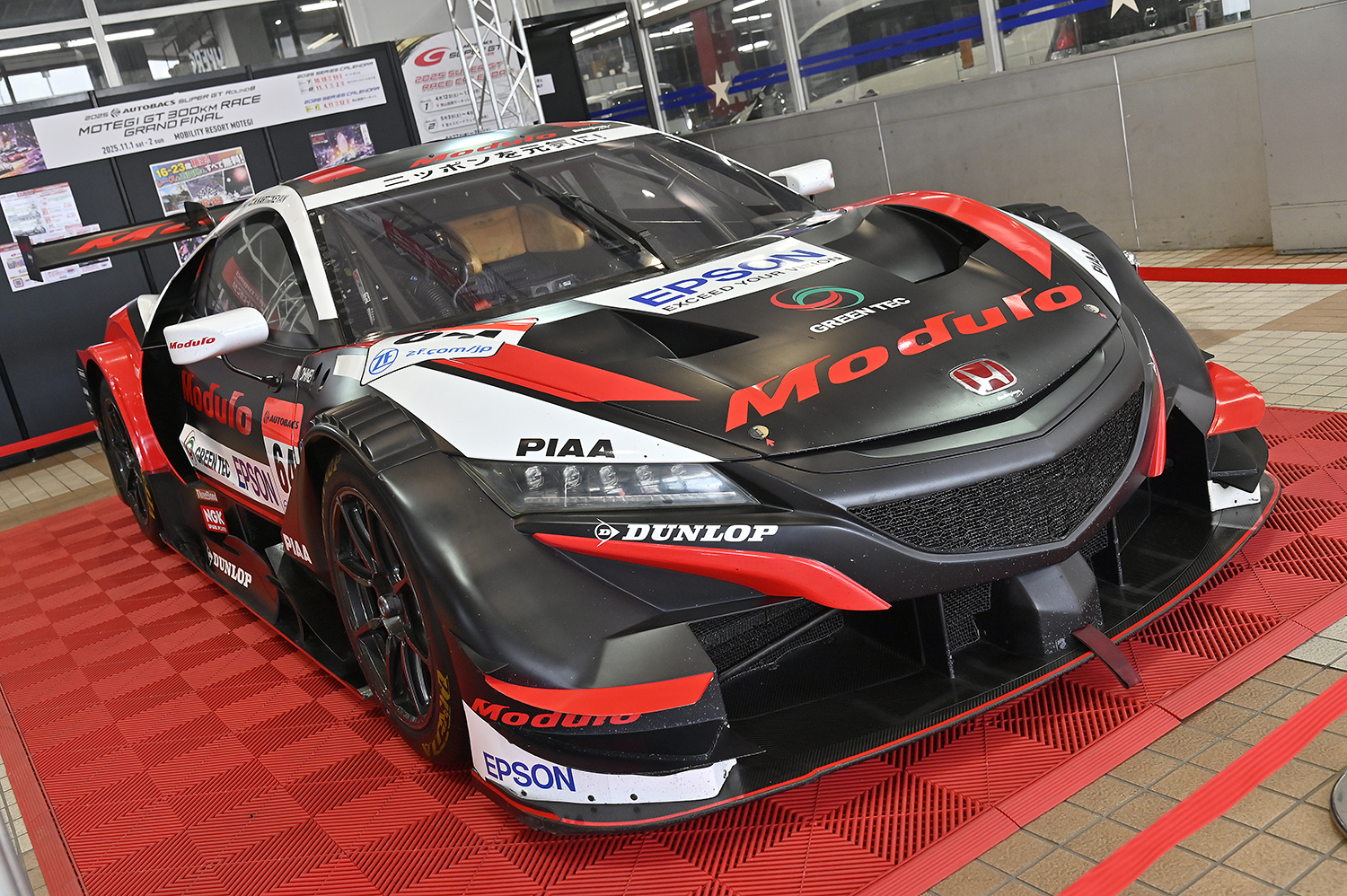 展示されたレーシングマシンの64号車 Modulo Epson NSX-GT