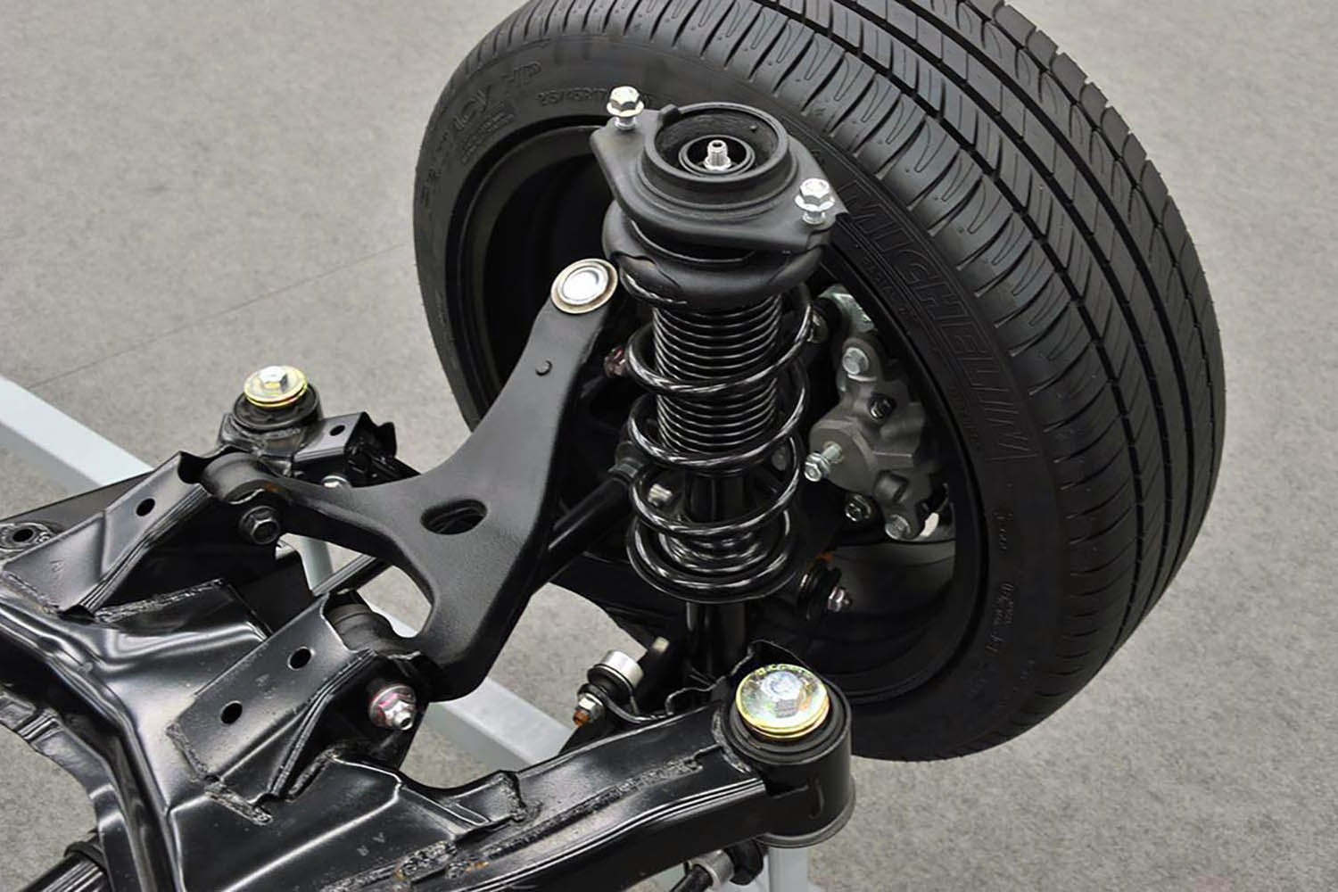 スプリングとダンパーの発明が乗り心地を変えた
