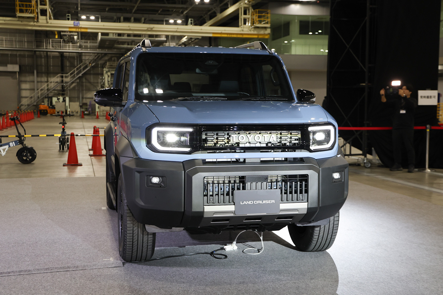 トヨタ・ランドクルーザーFJの正面フロントスタイリング