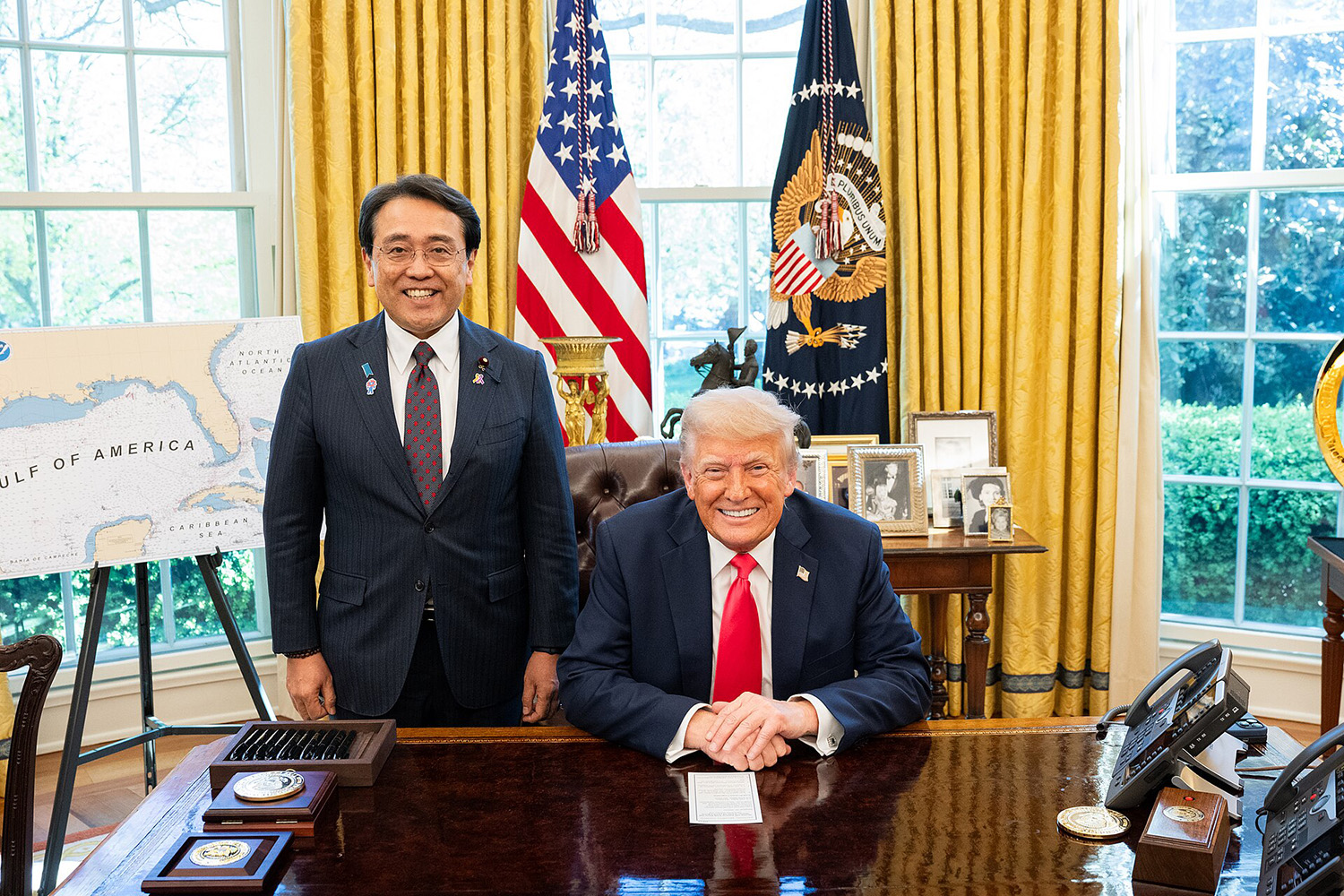 赤沢亮正元経済再生大臣とトランプ大統領
