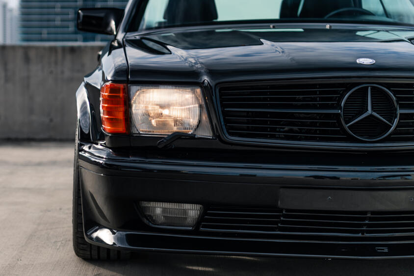 ぶっちゃけ「ワルい感じ」がAMGの印象だった! その象徴的な「メルセデス・ベンツ560 SEC 6.0 AMG」がいま見てもド迫力!!